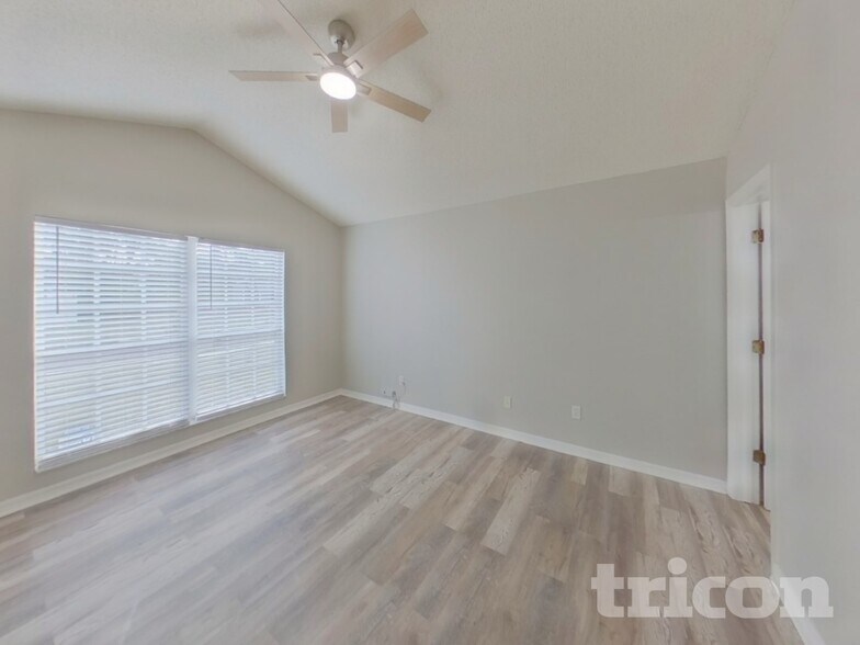 Building Photo - 233 Lakeway Ln