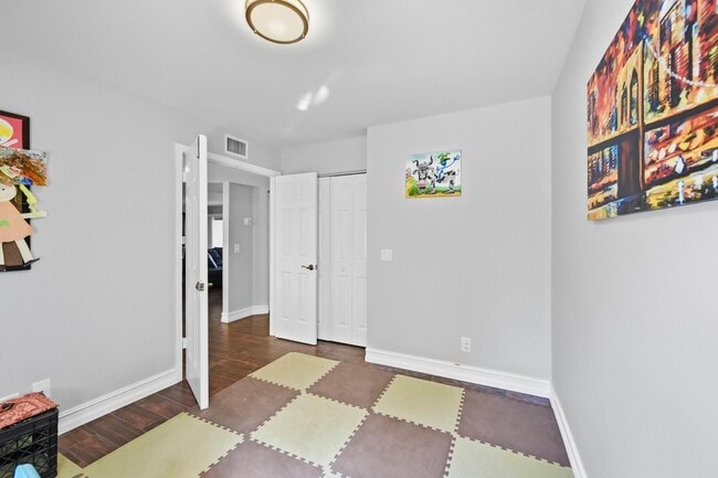 Building Photo - 5550 Coach House Cir