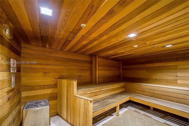 Building Photo - 2500 Parkview Dr