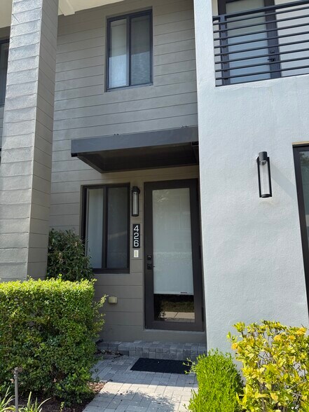 Building Photo - 426 SE 12th Ct