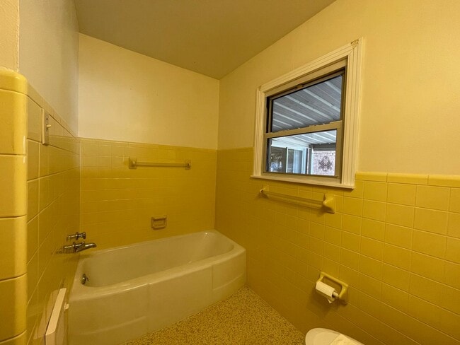 Building Photo - Cozy 3-Bed, 2-Bath Retreat in Serene Neigh...