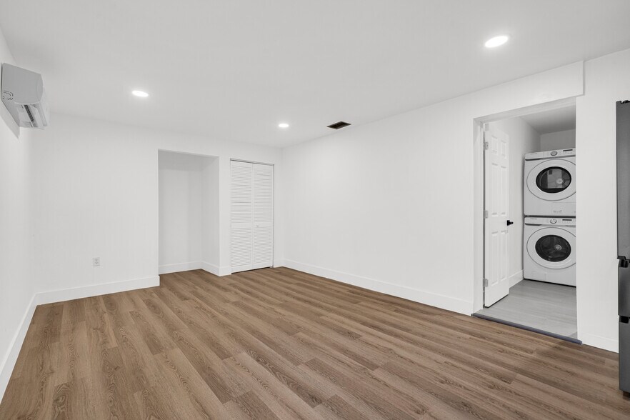 Building Photo - 4701 SW 104th Ct