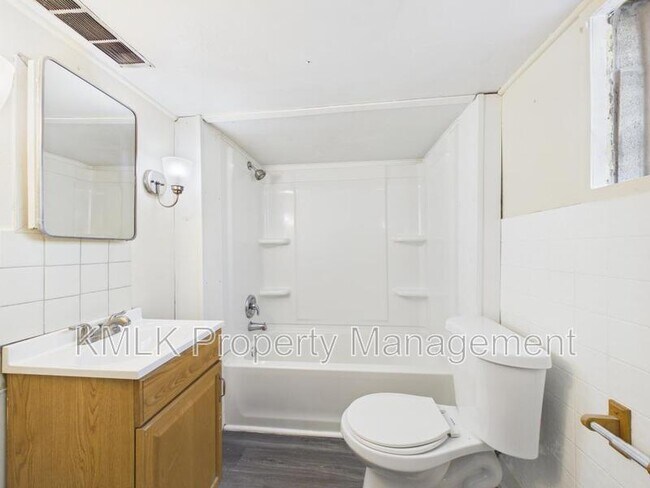 Building Photo - 444 7th St