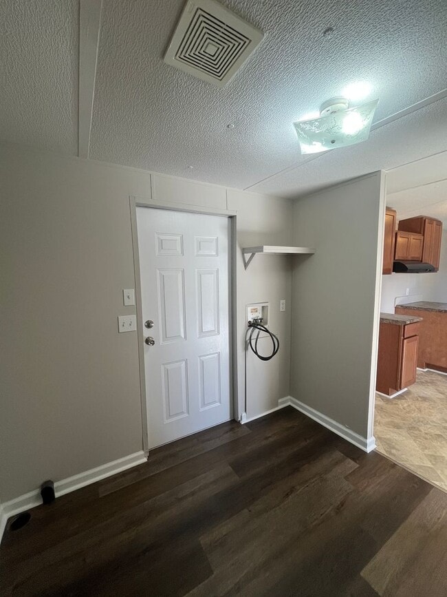 Building Photo - 1241 W Georgia Rd