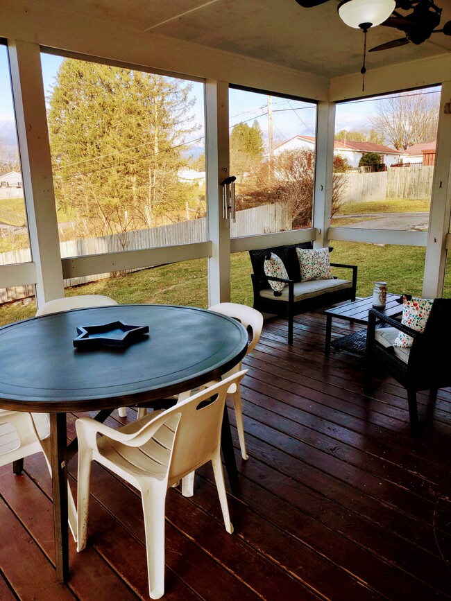 Screened in porch - 114 Skylark Ln