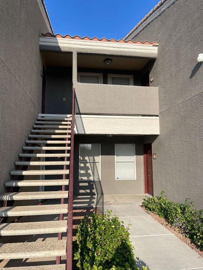 Building Photo - Tuscan Villa one bedroom condo