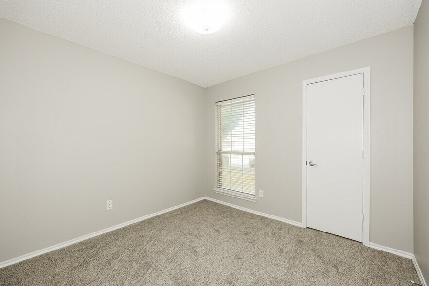 Building Photo - 829 Clear Creek Dr