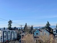Building Photo - Welcome Home 2b/1ba Sun Drenched Townhome - West Seattle Fauntleroy Neighborhood