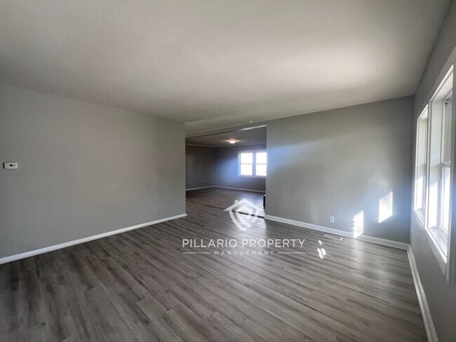 Building Photo - 4-Bedroom Home with Spacious Kitchen & Detached Garage, Available NOW!