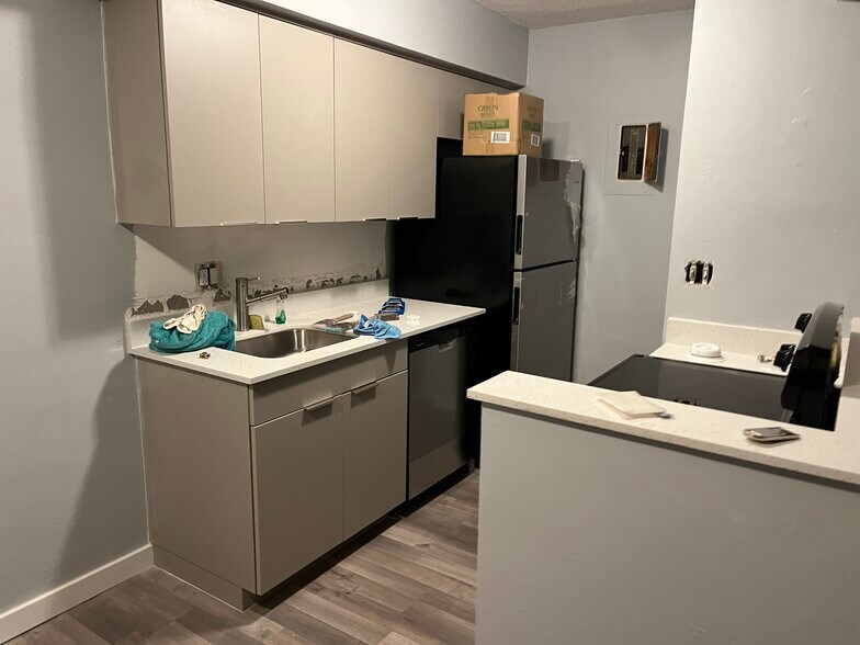 Kitchen stickers till on it.uartz countertops and Stainless steel appliances. - 5111 NE 18th Ave