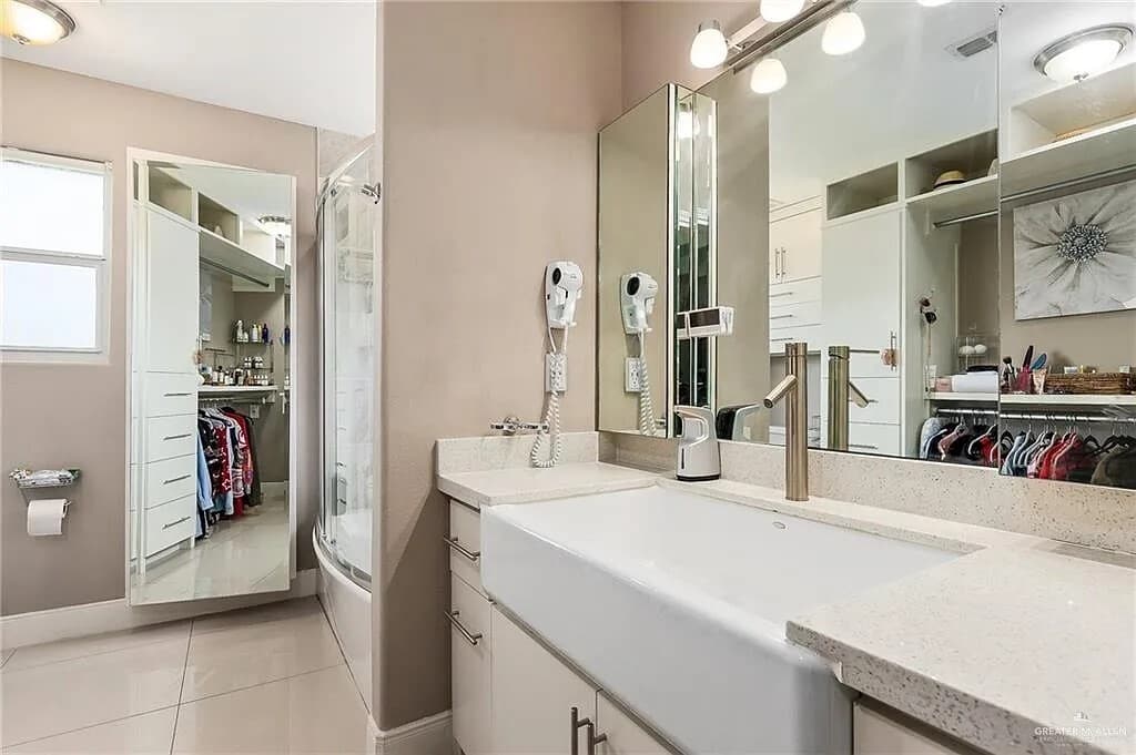 Master bathroom - 2917 Wanda Ave