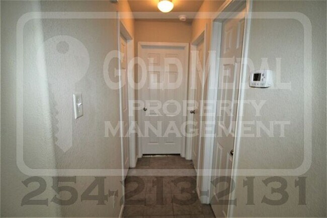 Building Photo - Beautiful 3-bedroom, 2-bathroom home with a 2-car garage now available for rent!
