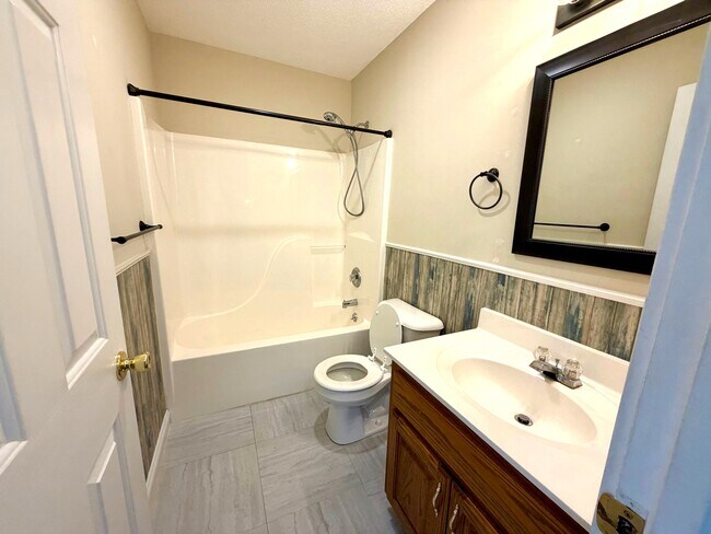 Building Photo - 100 Fairway Hill