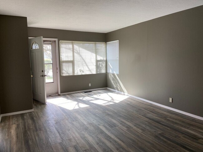 Building Photo - Great SE Portland Bungalow Close to Lynchview Park!