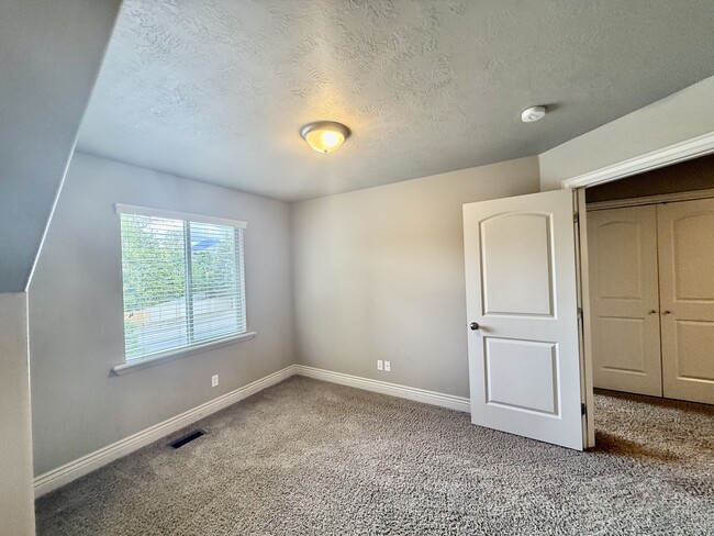 Building Photo - 2034 E 4500 S