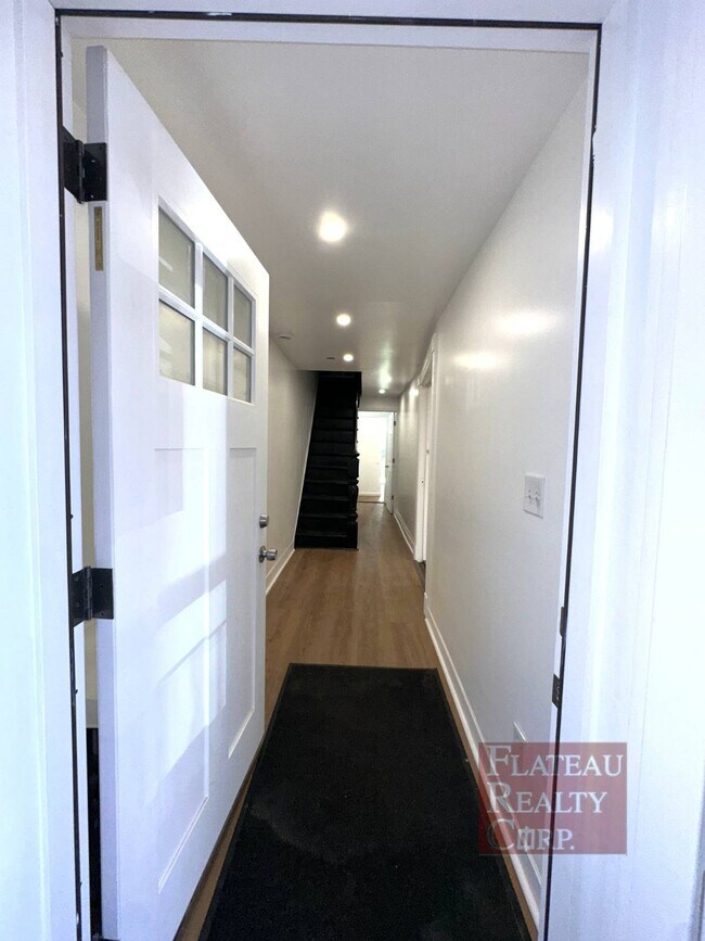 Building Photo - 364 Marion St