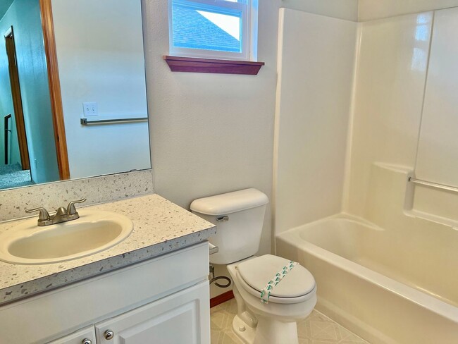 Building Photo - Excellent Location in Fishers Landing near...
