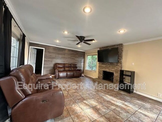 Building Photo - 1038 Green Lawn Ave