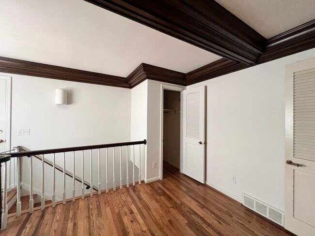 Primary Photo - 680 Overland St