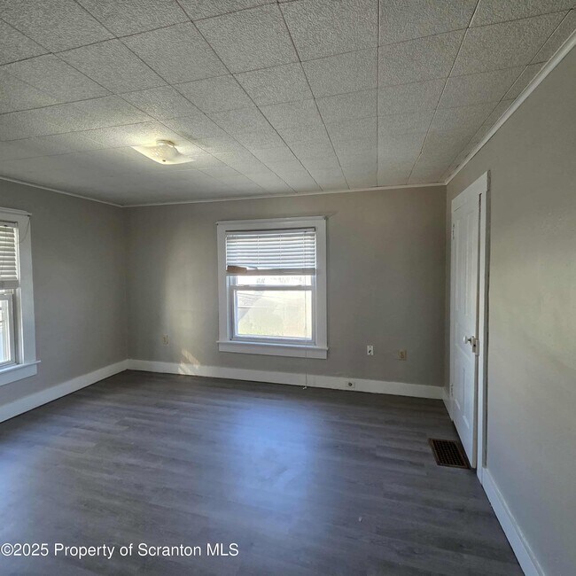 Building Photo - 1165 W Elm St