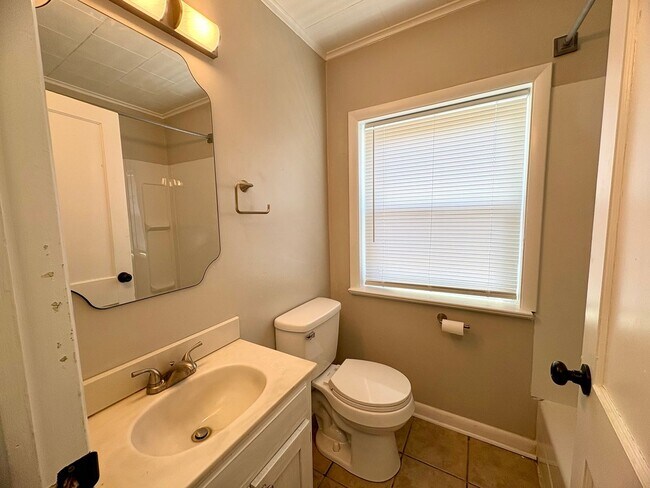 Building Photo - 2 Bedroom Available in Lancaster!