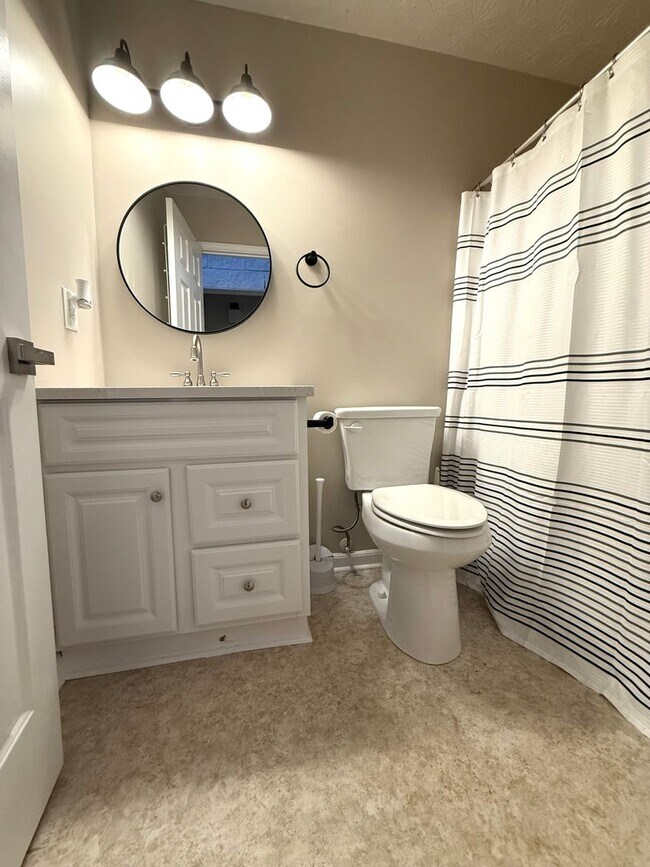 Building Photo - 3 Bedroom Townhome located walking distanc...