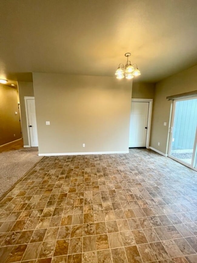 Building Photo - Beautiful 3 Bedroom Single Level home in SE Bend!