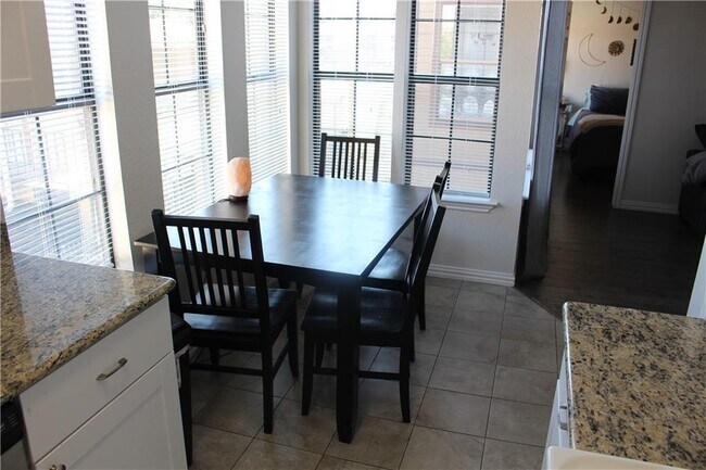 Building Photo - 706 W 24th St