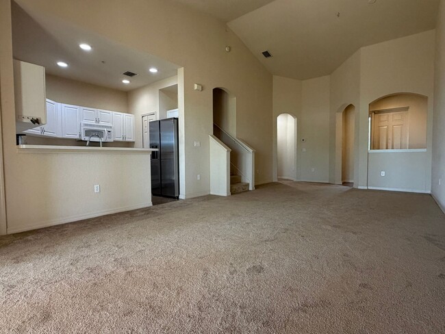 Building Photo - Beautiful 3 room /2.5 bath Gated Community W/ Pool Close to the Skyway
