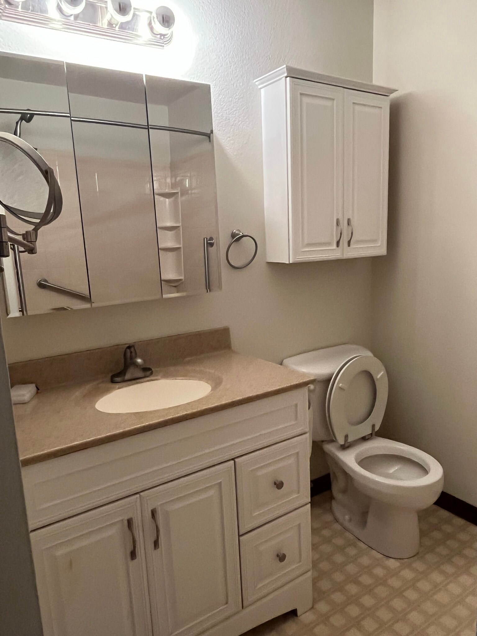 Bathroom - 7511 N Edgewater Ave