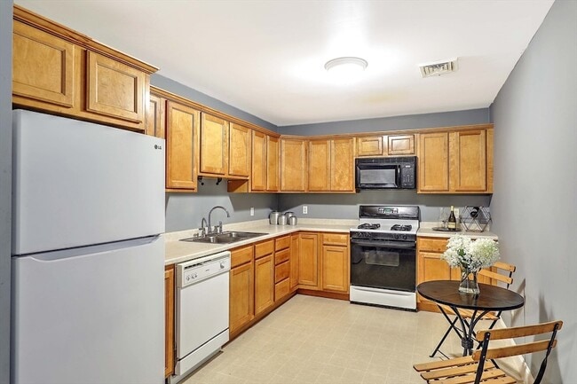 Building Photo - 1556 N Main St