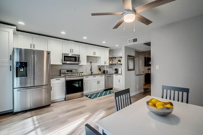 Building Photo - Prime Location - 2-bedroom, 1.5-bath townhome in Central Scottsdale!