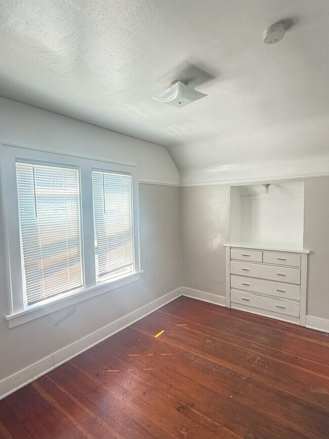 Building Photo - Spacious 5-Bedroom Home near WWU!