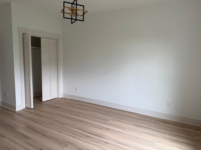 Building Photo - 105 Hart Ln