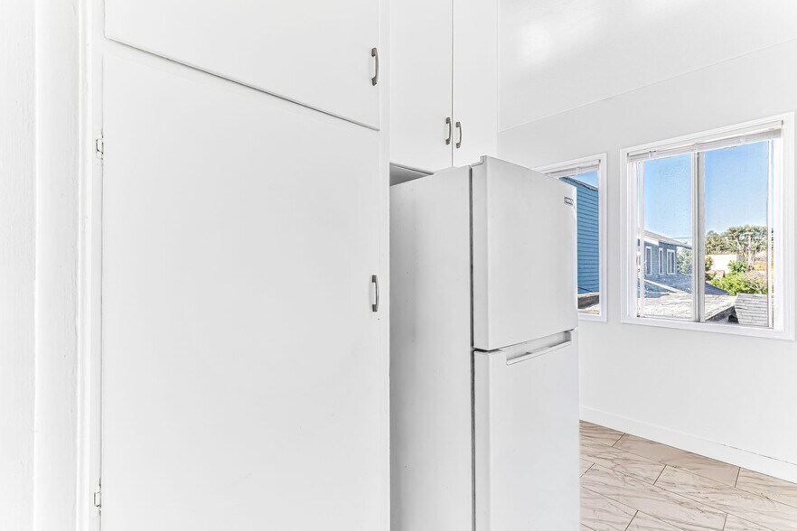 Building Photo - 530 W 9th St