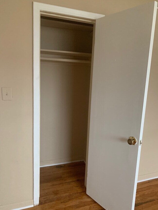 Building Photo - HUGE Updated Apartment with hardwood floors