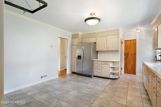 Building Photo - 773 Nutswamp Rd