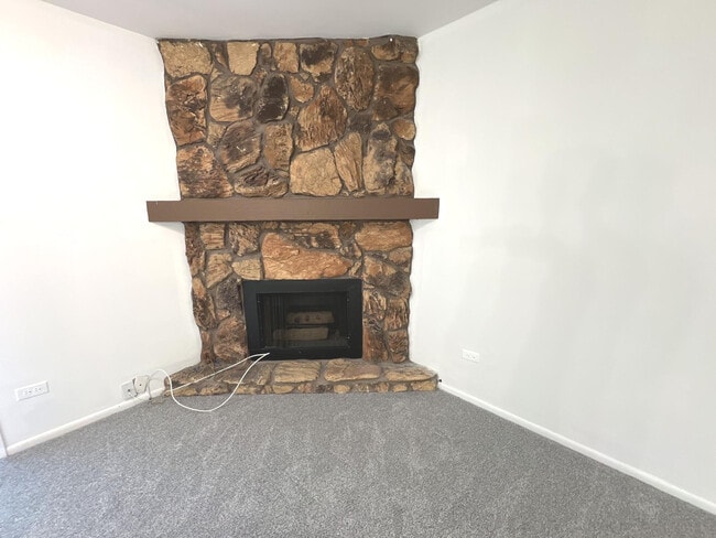 Building Photo - 867 E Carriage Ln