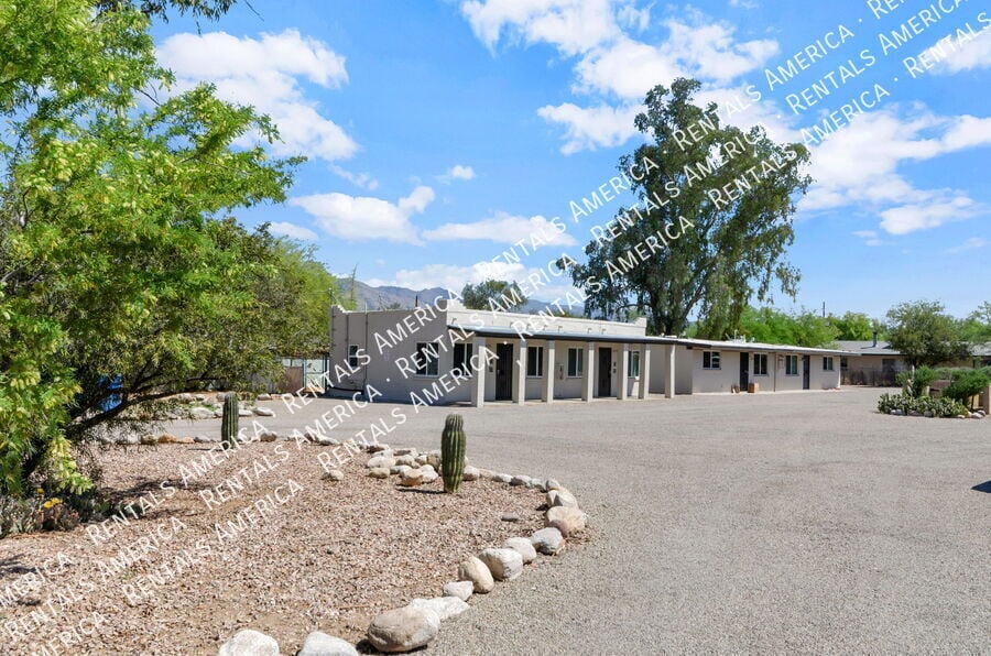 Building Photo - 3048 N Sparkman Blvd