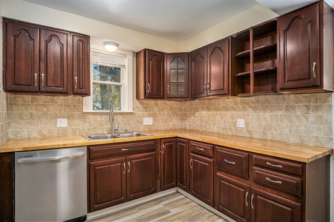 Building Photo - 1321 Bemis St SE