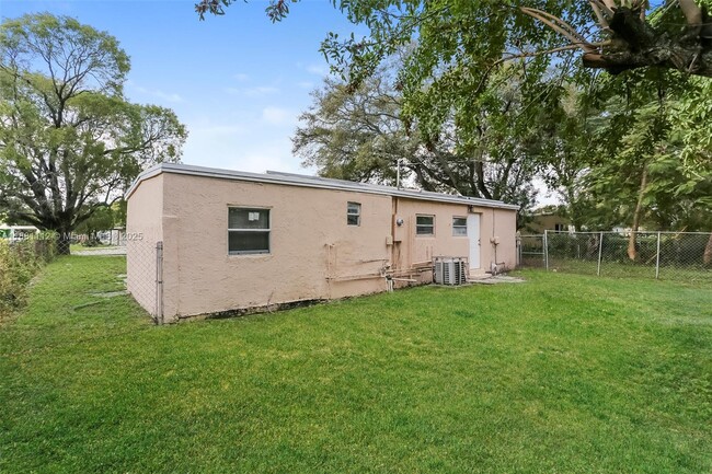 Building Photo - 1531 NW 11th Ct