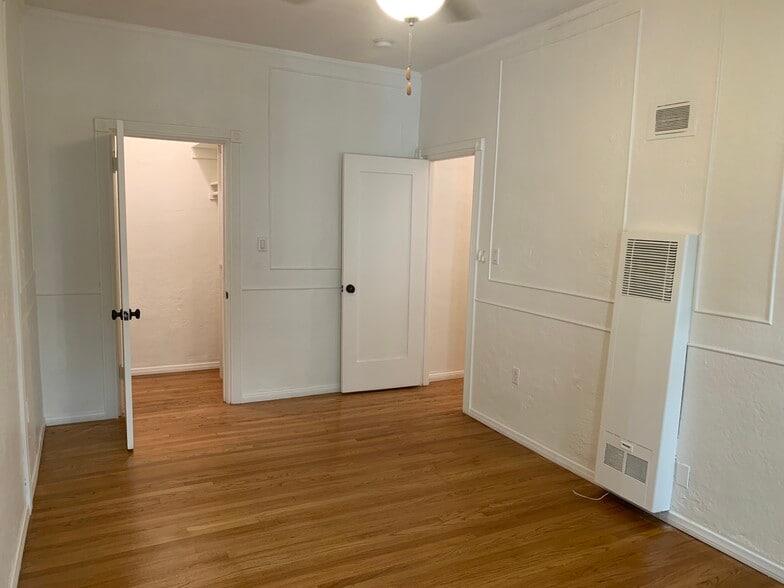 Building Photo - 802 N Sweetzer Ave