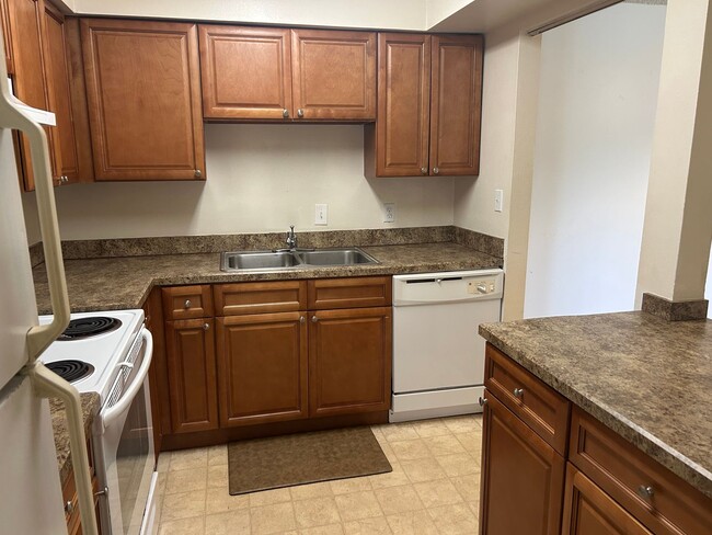 Building Photo - Available Mid April - Lovely 2/2 in in Alt...