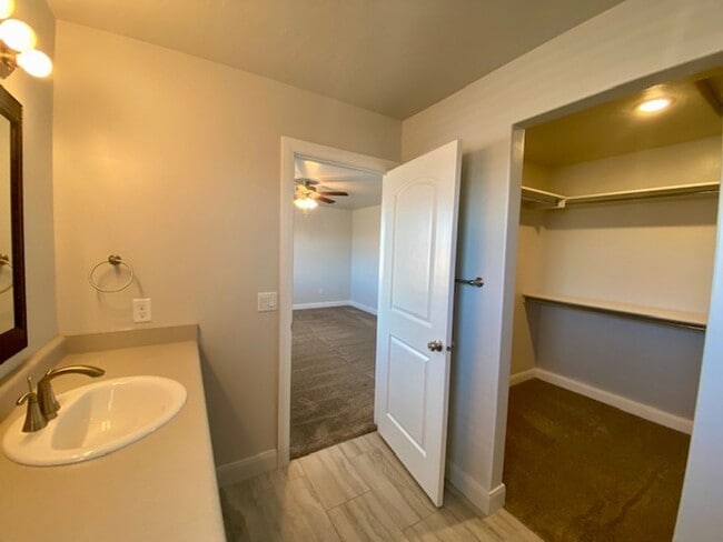 Building Photo - SPACIOUS TOWNHOME FOR RENT!