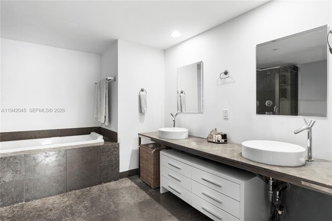 Building Photo - 495 Brickell Ave