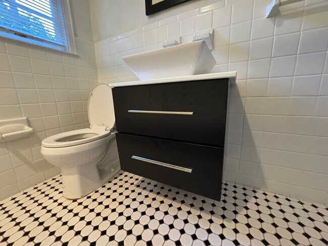 Building Photo - 3494 Maryvale Dr