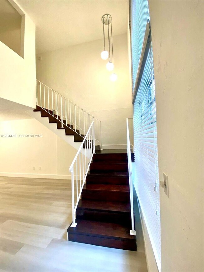 Building Photo - 10901 N Kendall Dr