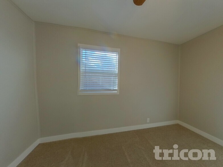 Building Photo - 1904 S Sheridan Ave