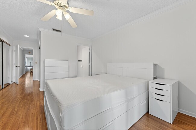 Building Photo - 6070 Sunny Manor Ct