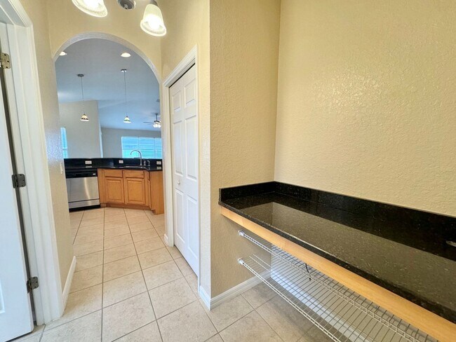 Building Photo - Gated Community of Mandolin